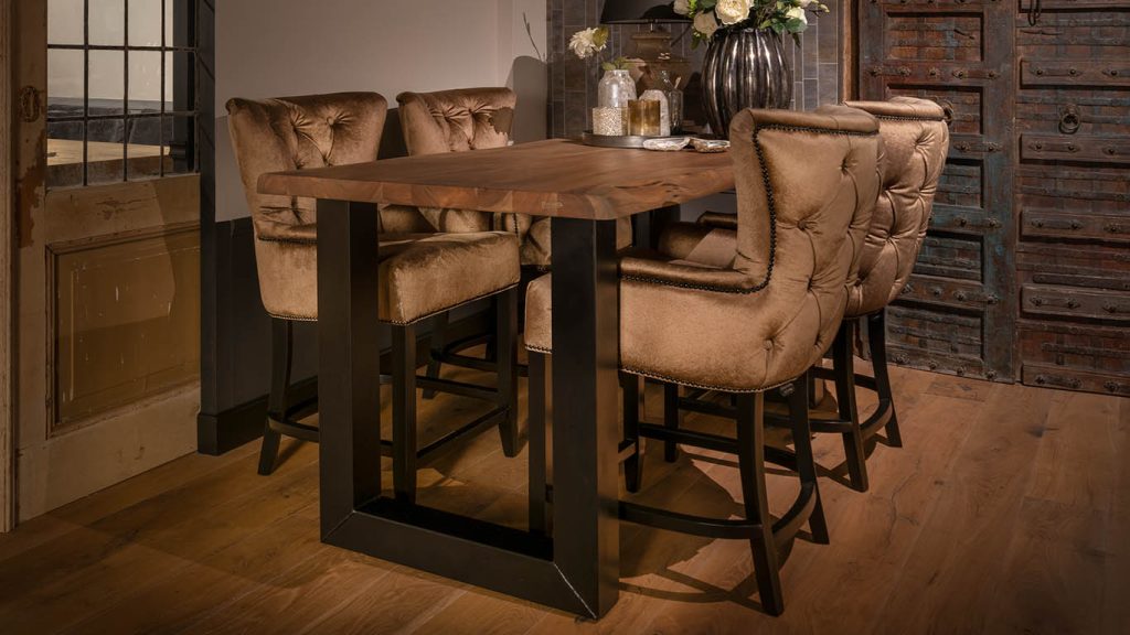 Bruuts-Landon-Live-Edge-bartafel-Amy-Barstoelen-Bergamo-Fur-Bronce-Website