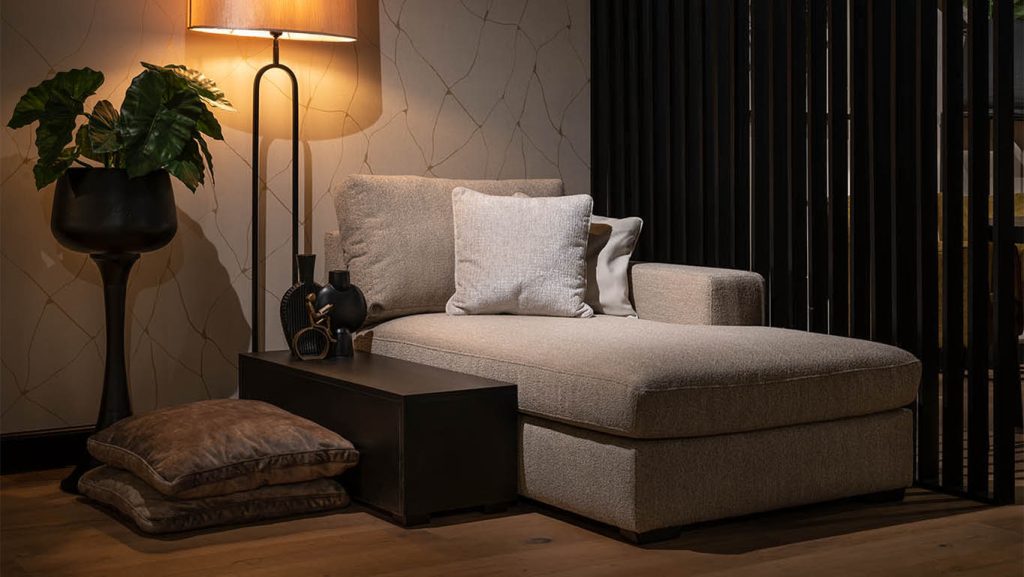 UrbanSofa-Lorenzo-Casia-Longchair-Carl-Block-Laag-Boucle-Sand-Website