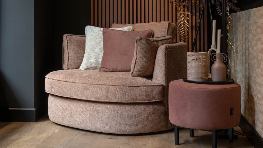 UrbanSofa-Rosa-Fauteuil-Suave-Cinnamon-Paris-Hocker-Website-2
